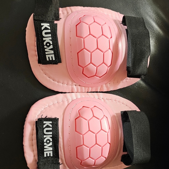 Set Of Two Pink Kids Size Medium Elbow Pads EUC - Picture 7 of 7